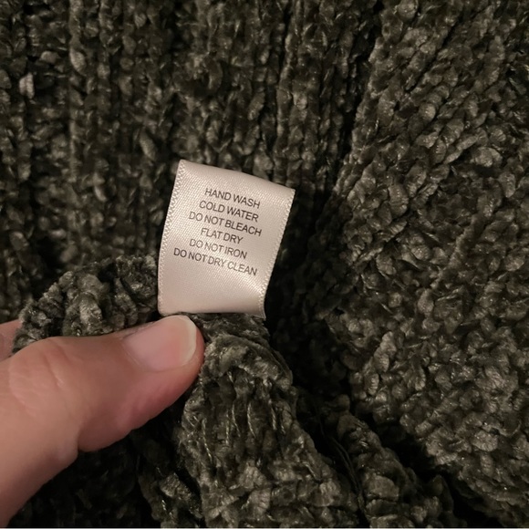 Soft Knit Green Long Sleeve Crop Top with Dangle Detail, Size Large - Picture 7 of 7